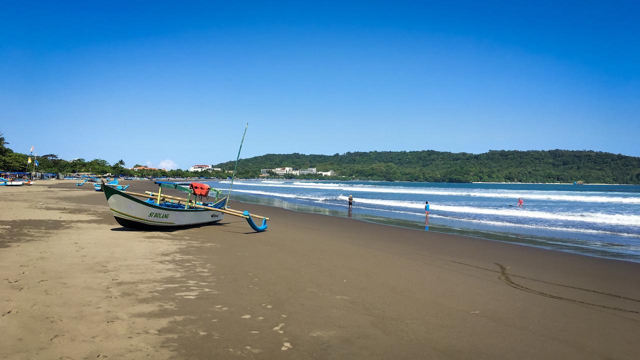 Uni Beach Hotel Пангандаран Экстерьер фото